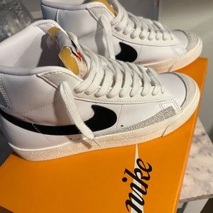 NIKE WHITE BLAZERS MID 77